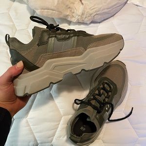 H AND M chunky neutral sneaker